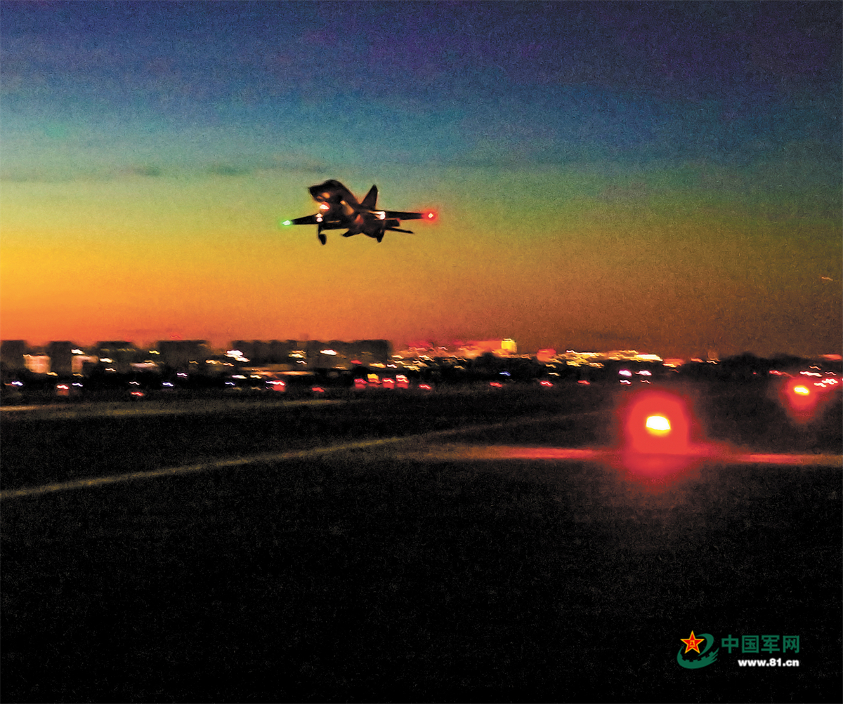 暗夜出击 雏鹰砺翅——海军航空大学某团跨昼夜飞行训练影像
