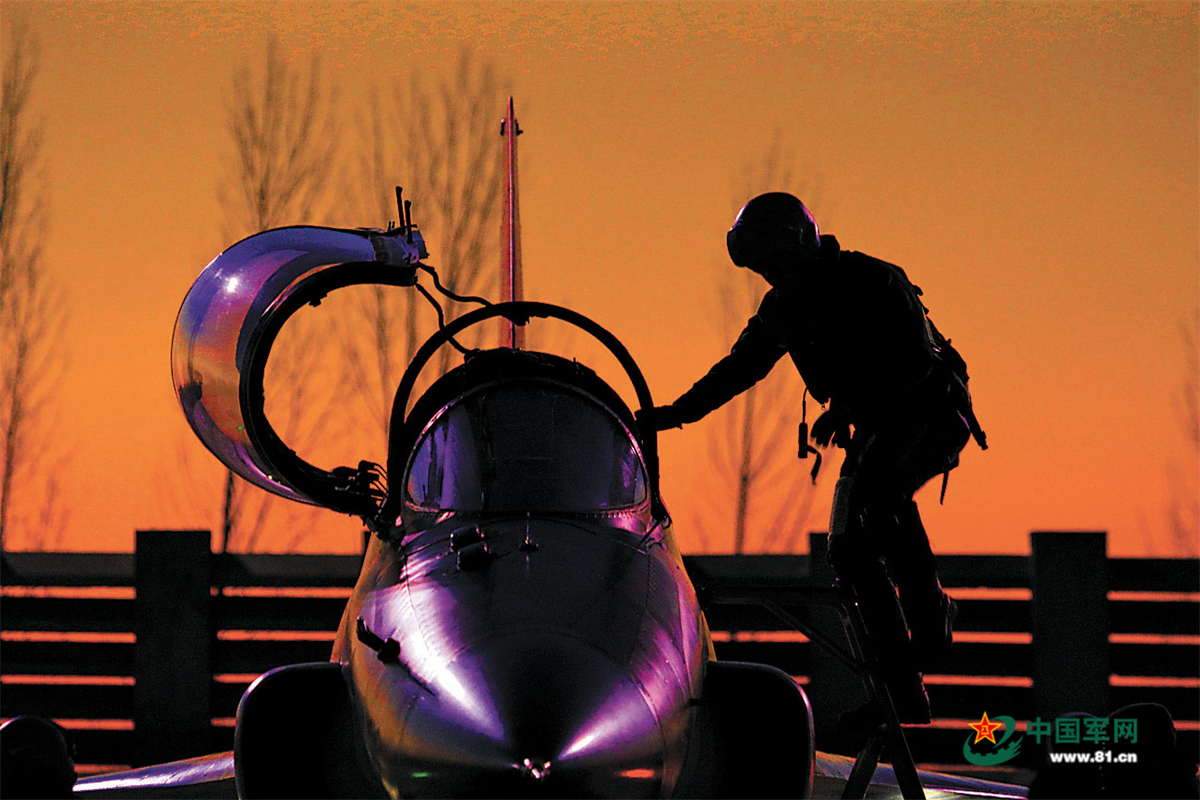 暗夜出击 雏鹰砺翅——海军航空大学某团跨昼夜飞行训练影像