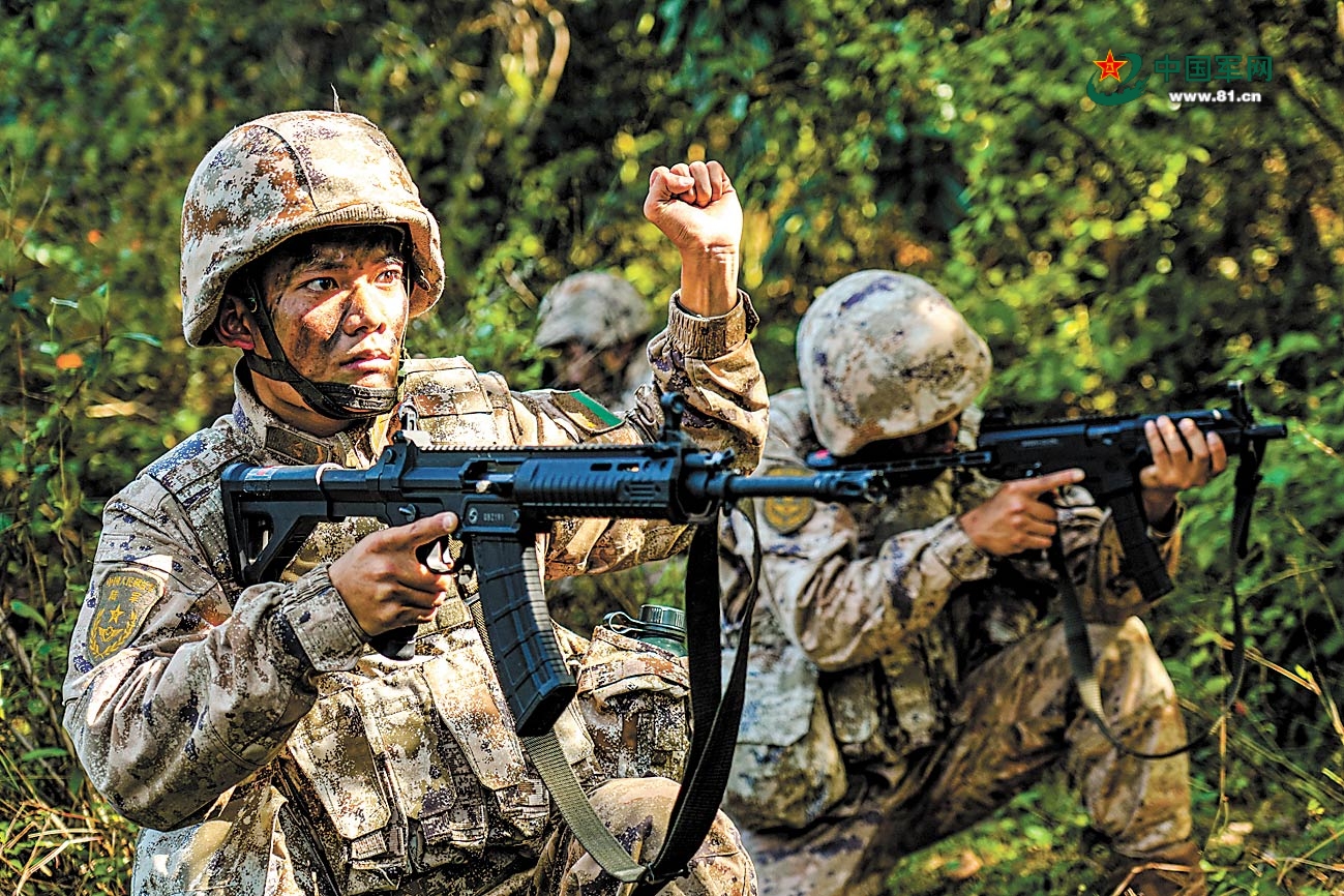 潜入丛林探“虎穴”——第73集团军某旅侦察分队训练掠影