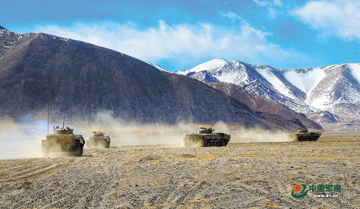 新疆军区某团开展进攻战斗训练，检验部队实战能力