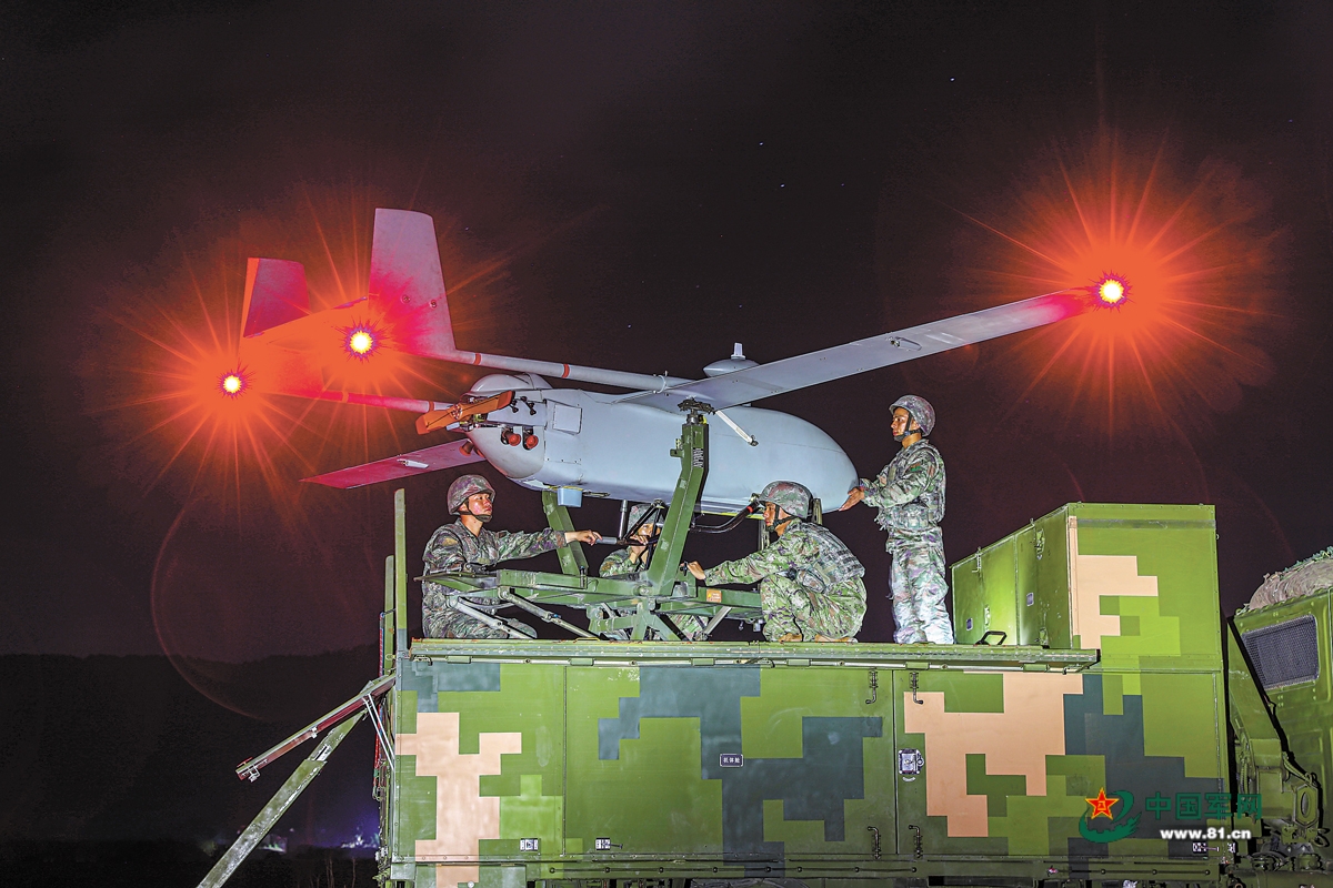 陆军某旅无人机分队紧贴实战，在野外地域开展侦察训练