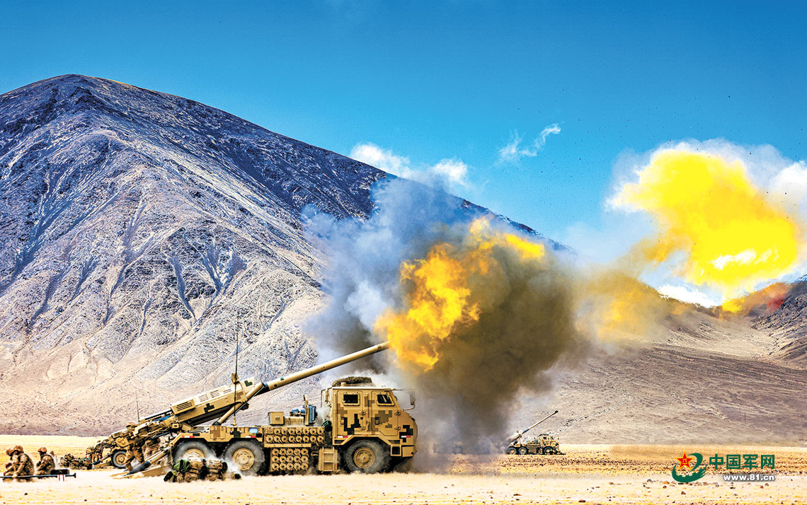 高原山谷炮声隆 新疆军区某火力团实弹射击训练