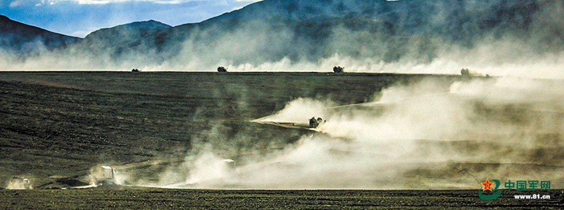 高原山谷炮声隆 新疆军区某火力团实弹射击训练