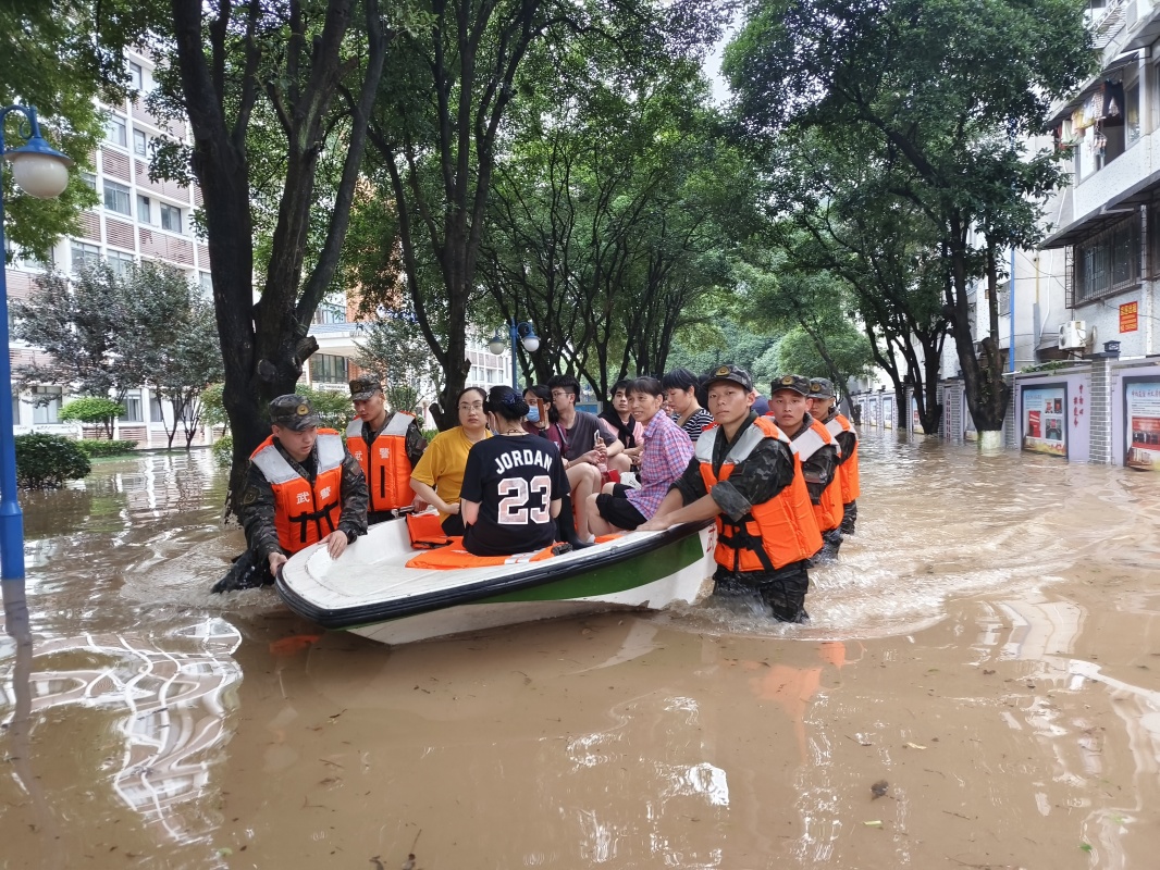 人民子弟兵持续奋战桂粤防汛救灾一线