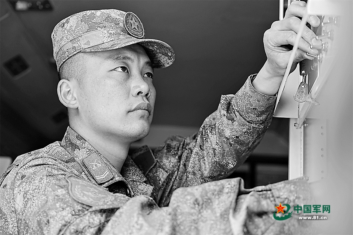 西藏军区某旅的一名雷达技师善于解决装备“高原反应” 西藏军区某旅的一名雷达技师善于解决装备“高原反应”