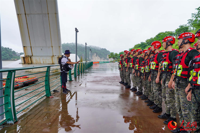 应对汛期！武警官兵开展冲锋舟集训