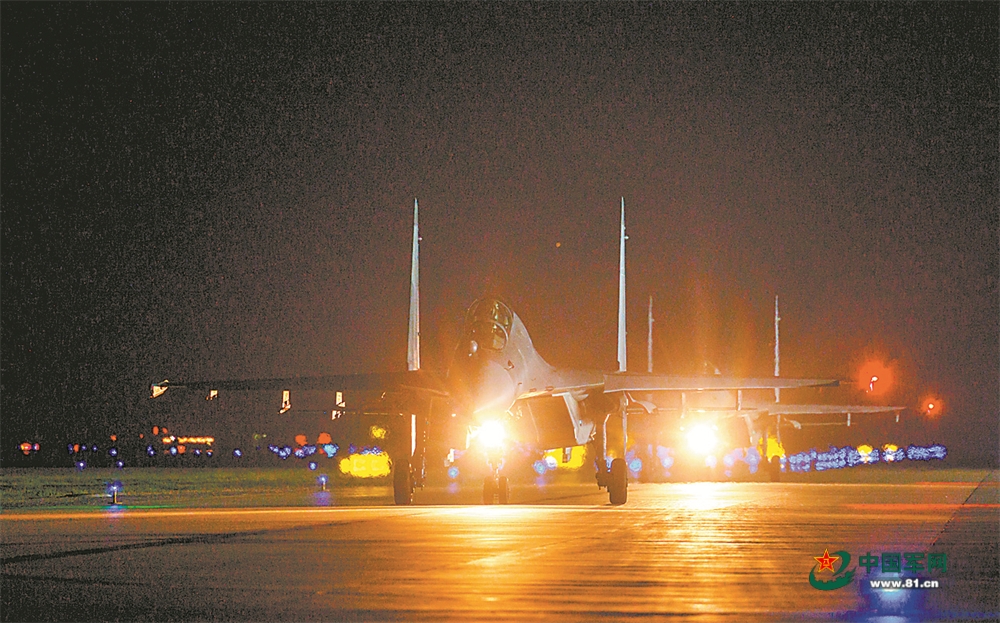 奋飞在子夜！直击空军航空兵某团飞行训练