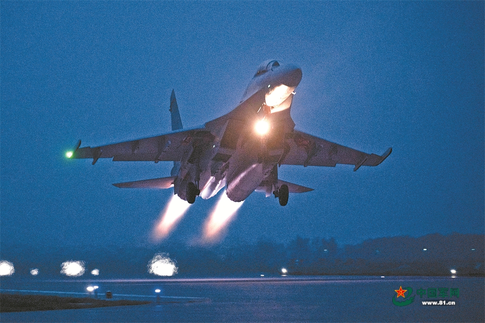 奋飞在子夜！直击空军航空兵某团飞行训练