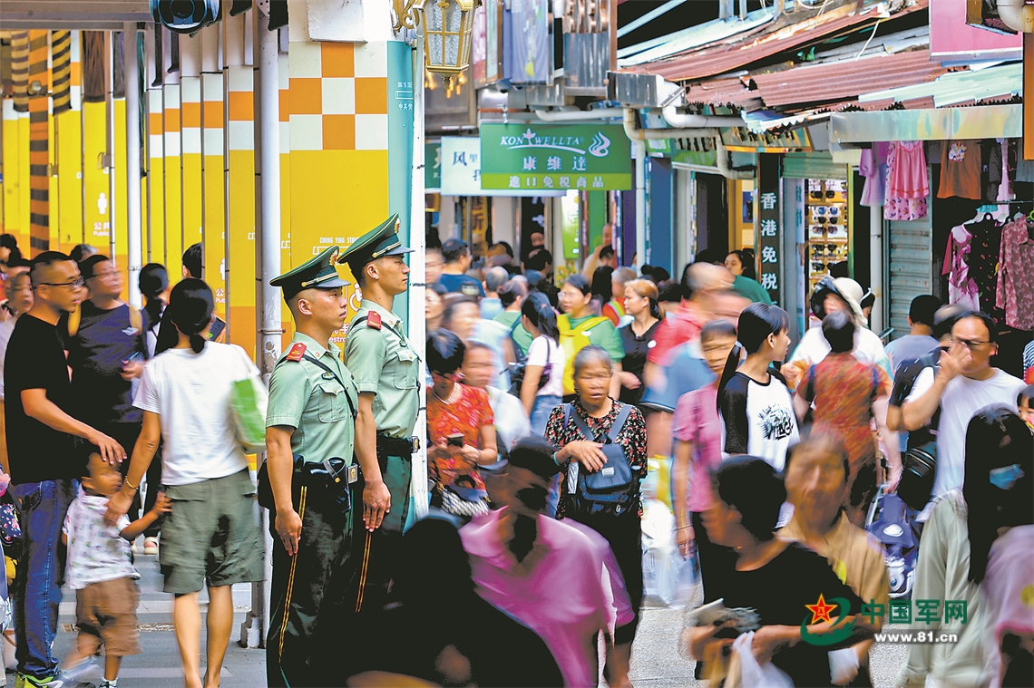 探访武警深圳第二支队某中队警戒哨:站立在沙头角哨位