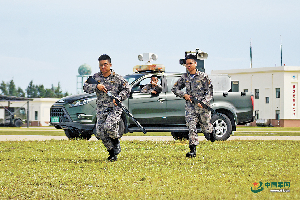 看望舟师航空兵西沙某场站场务连驱鸟班