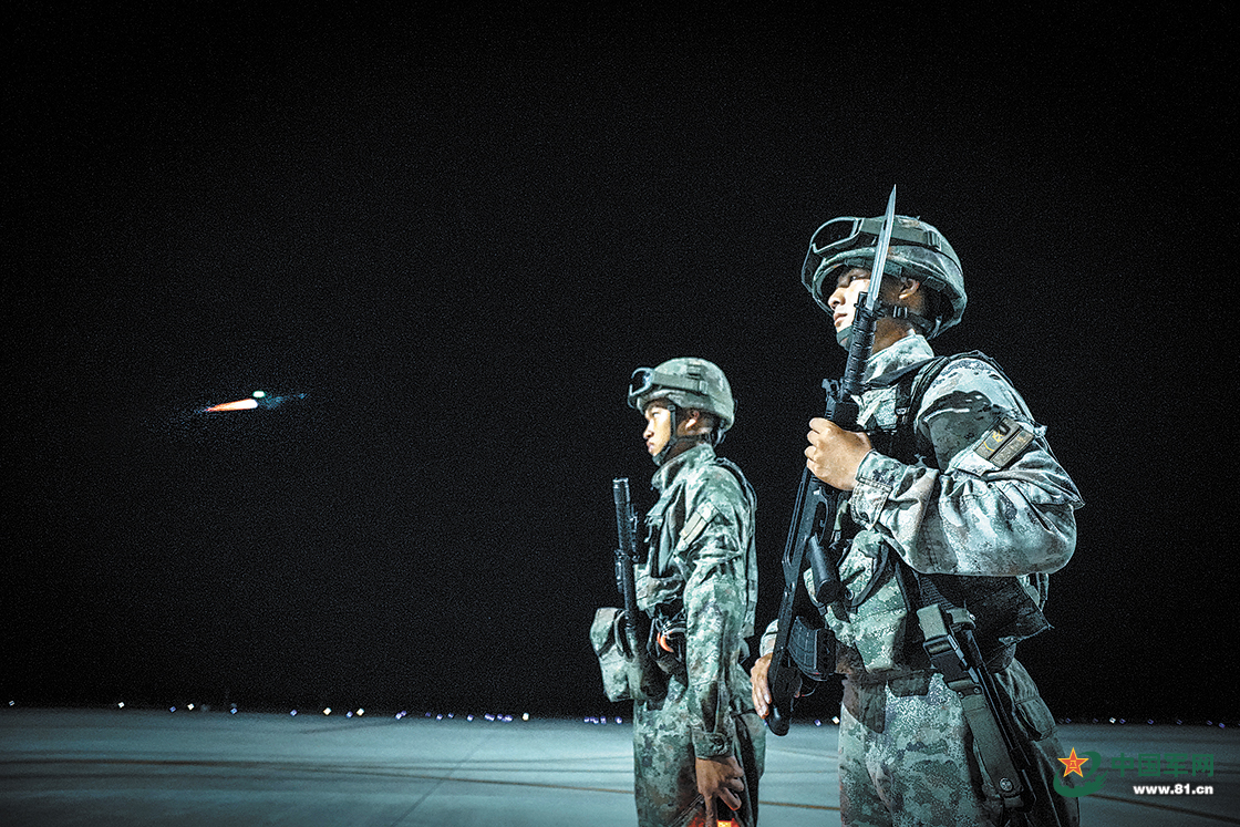 夜探东部战区空军某场站停必一运动官网机坪哨位(图1)