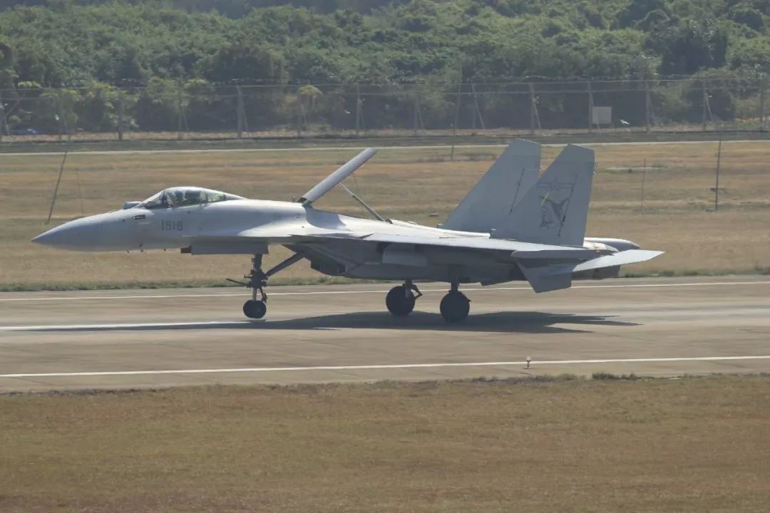 海军重型舰载战斗机歼-15T落地珠海