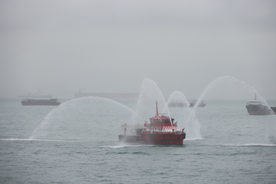 海军舰艇编队抵达香港