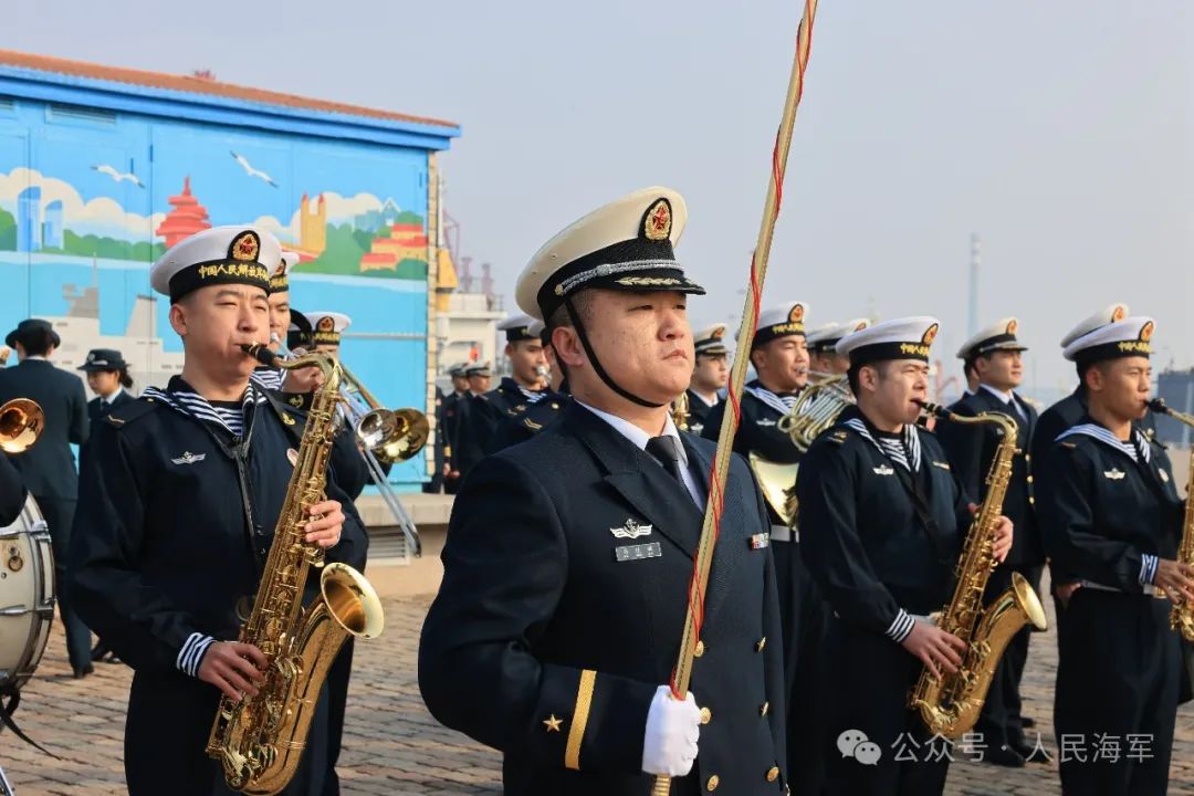 俄罗斯舰艇编队抵达青岛开始友好访问