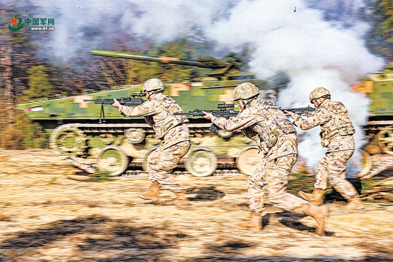 铁甲突击啸山野——陆军某旅实兵实弹训练影像