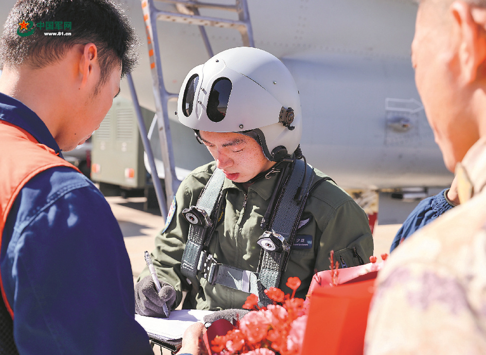 空军航空兵某旅改装新员飞行训练：雏鹰高飞 凌云砺翅