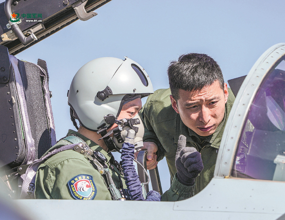 空军航空兵某旅改装新员飞行训练：雏鹰高飞 凌云砺翅