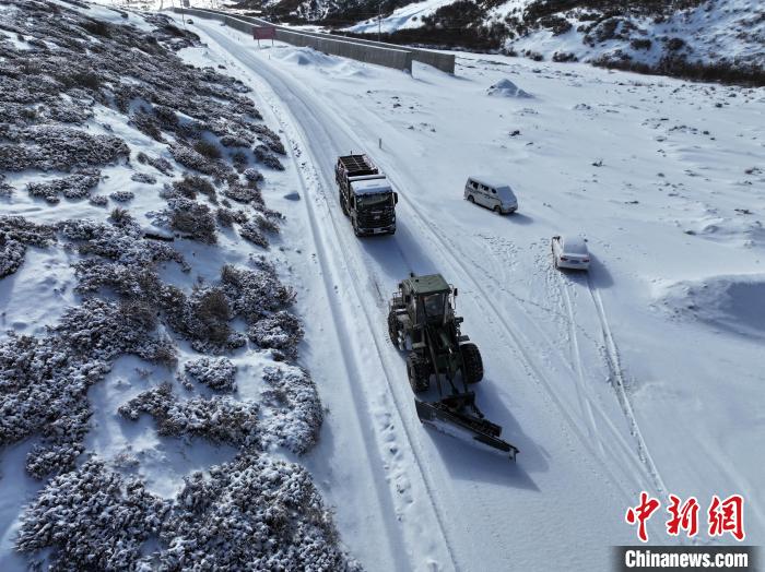 西藏林芝、昌都两市降雪 武警官兵全力除雪保国道318线畅通