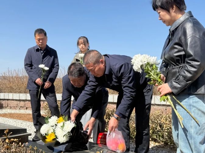 老雷啊，他们又来看你啦……