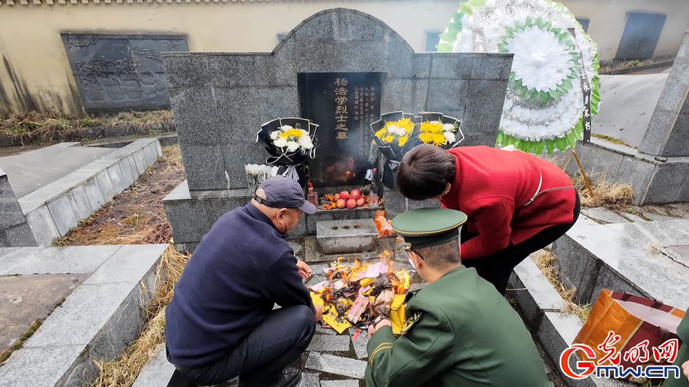 武警第二机动总队某支队组织祭奠英烈活动