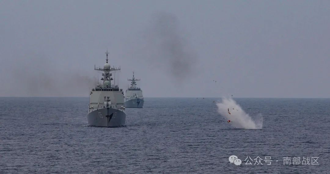 南海某海域，舰艇编队开展高强度实战化全训考核