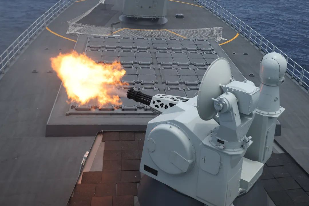 南海某海域，舰艇编队开展高强度实战化全训考核