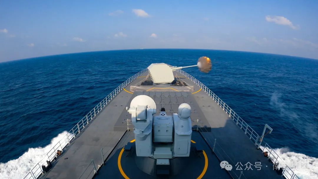 南海某海域，舰艇编队开展高强度实战化全训考核