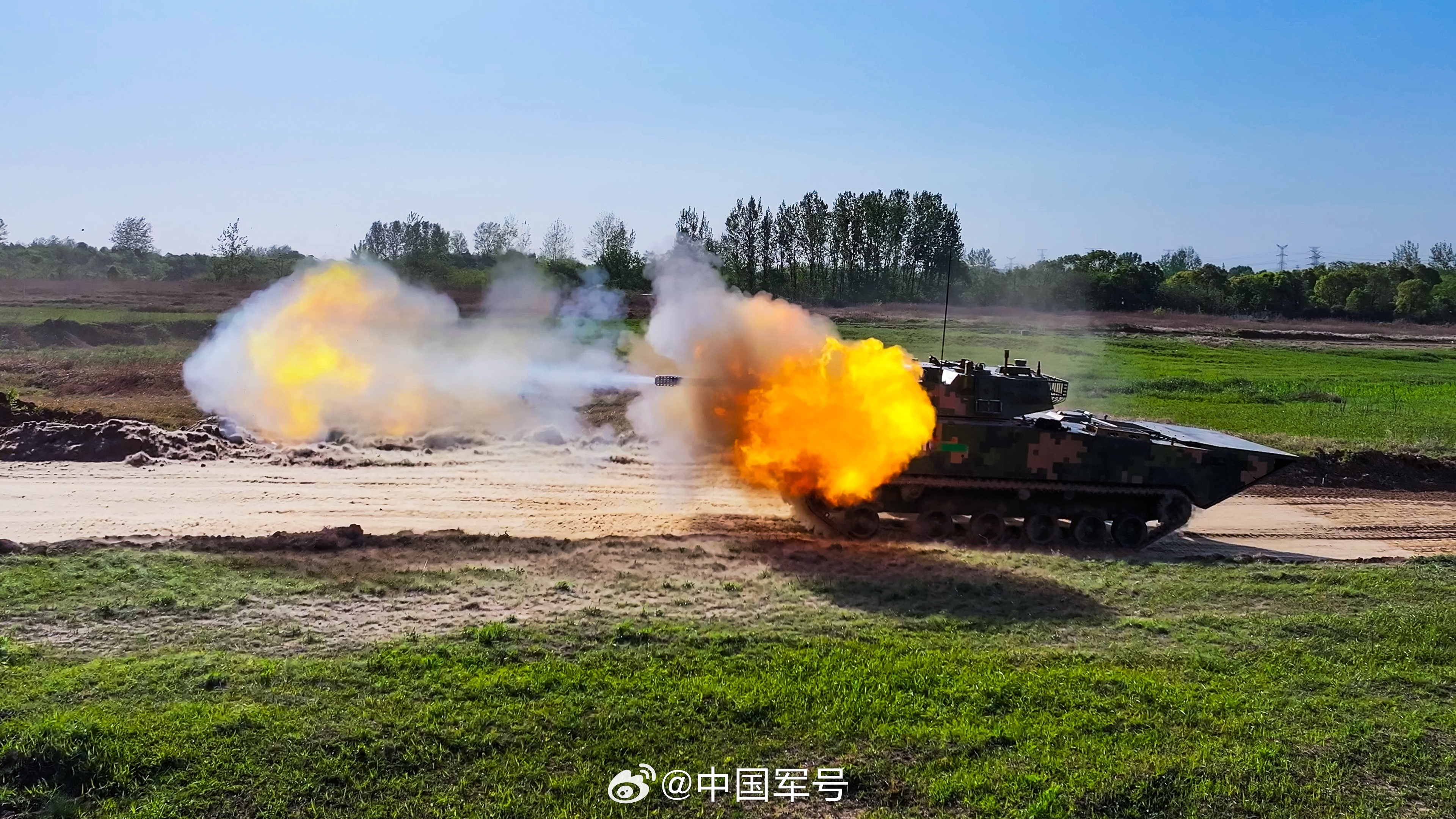 模拟实战！直击装甲突击车行进间射击