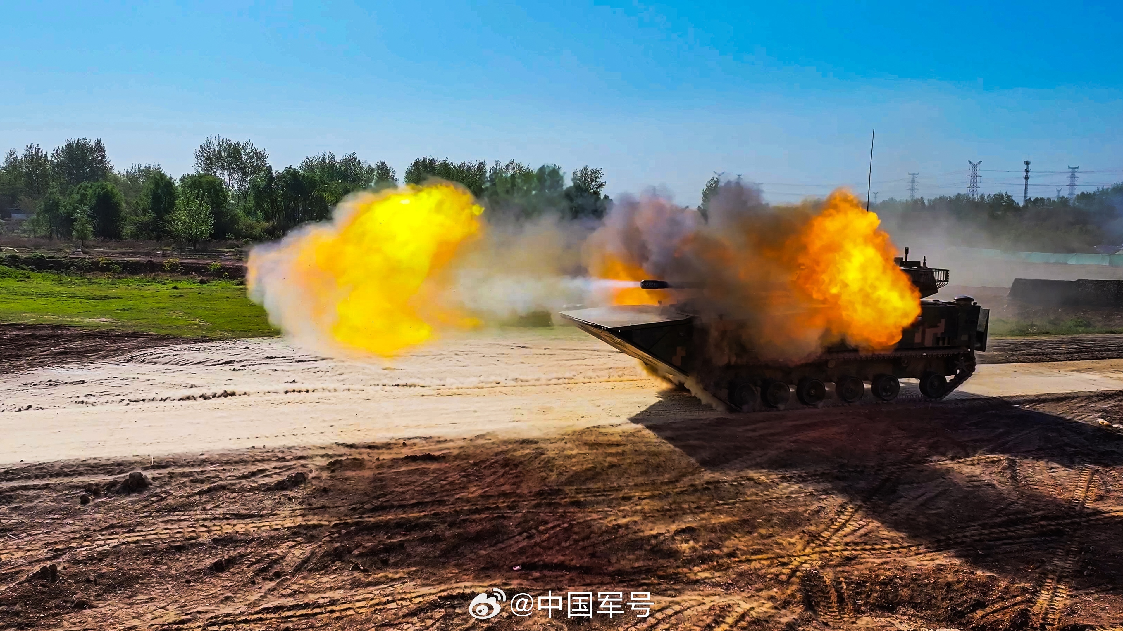 模拟实战！直击装甲突击车行进间射击