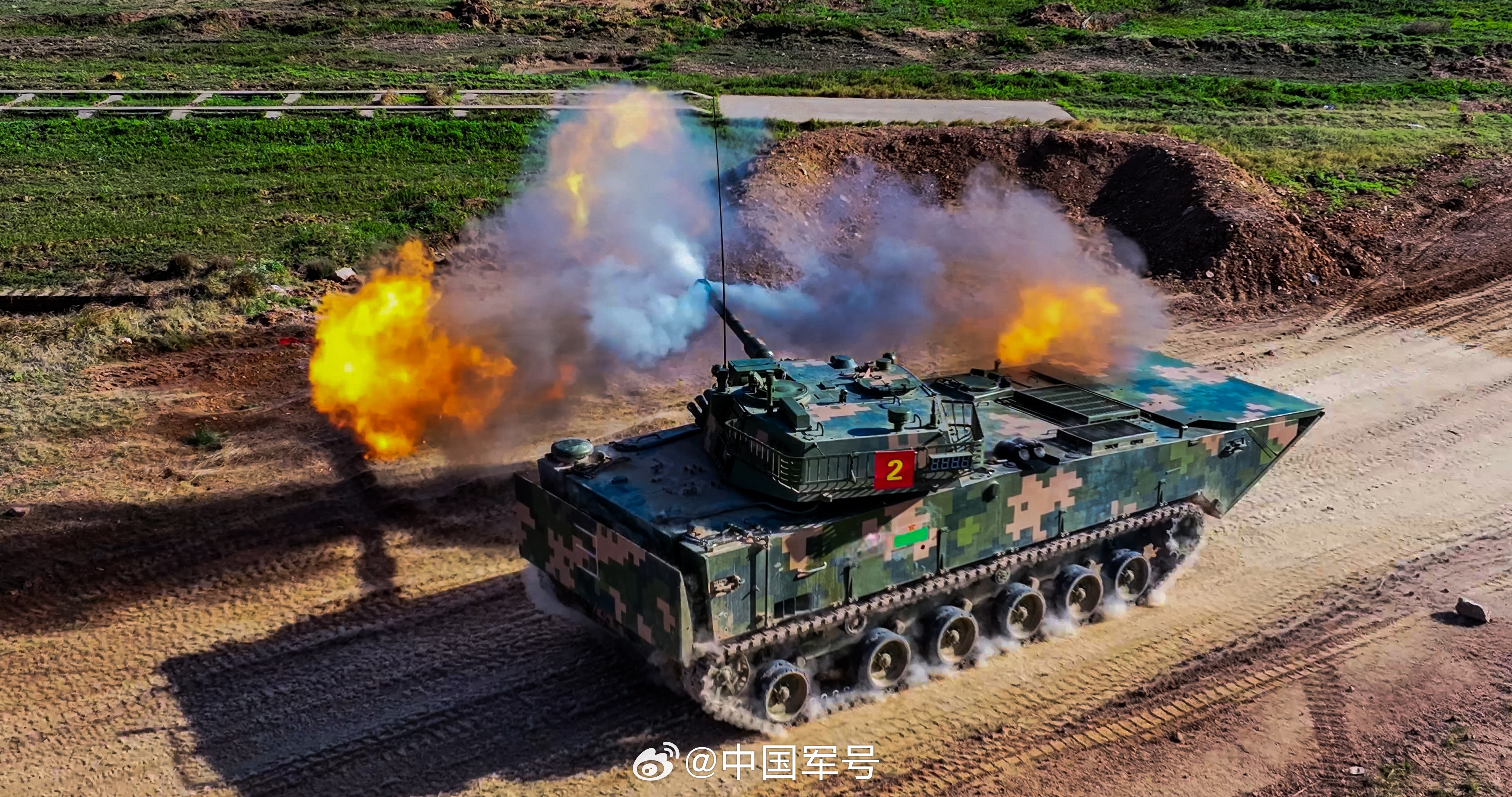 模拟实战！直击装甲突击车行进间射击