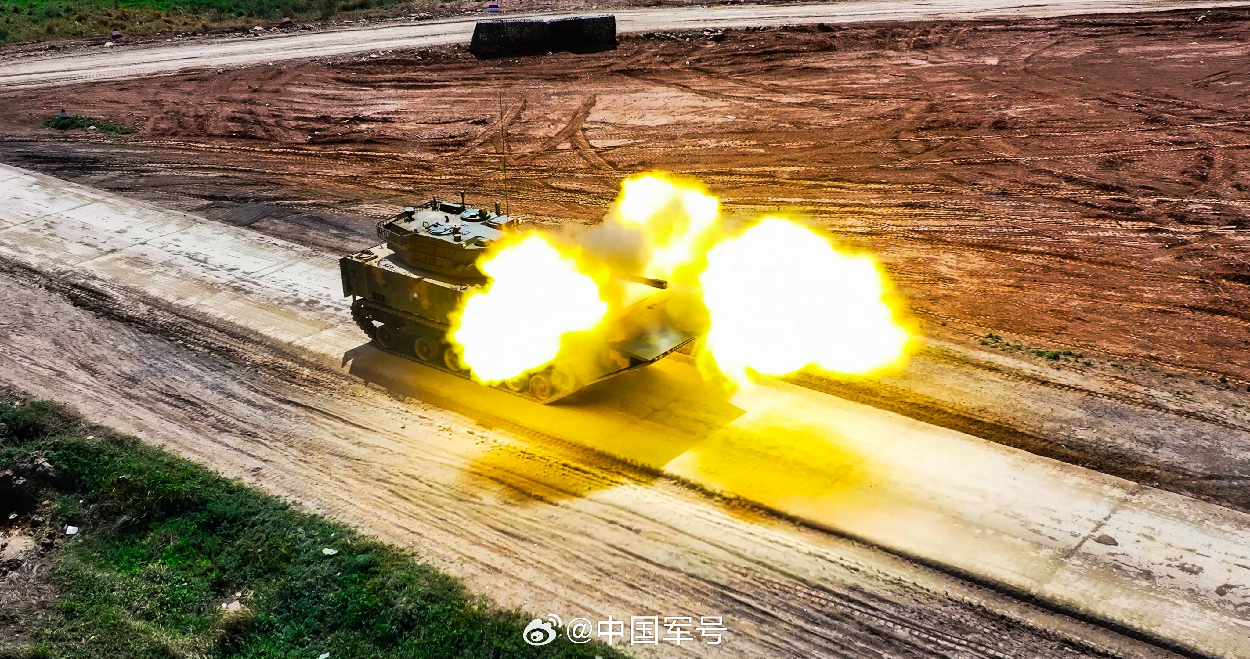模拟实战！直击装甲突击车行进间射击