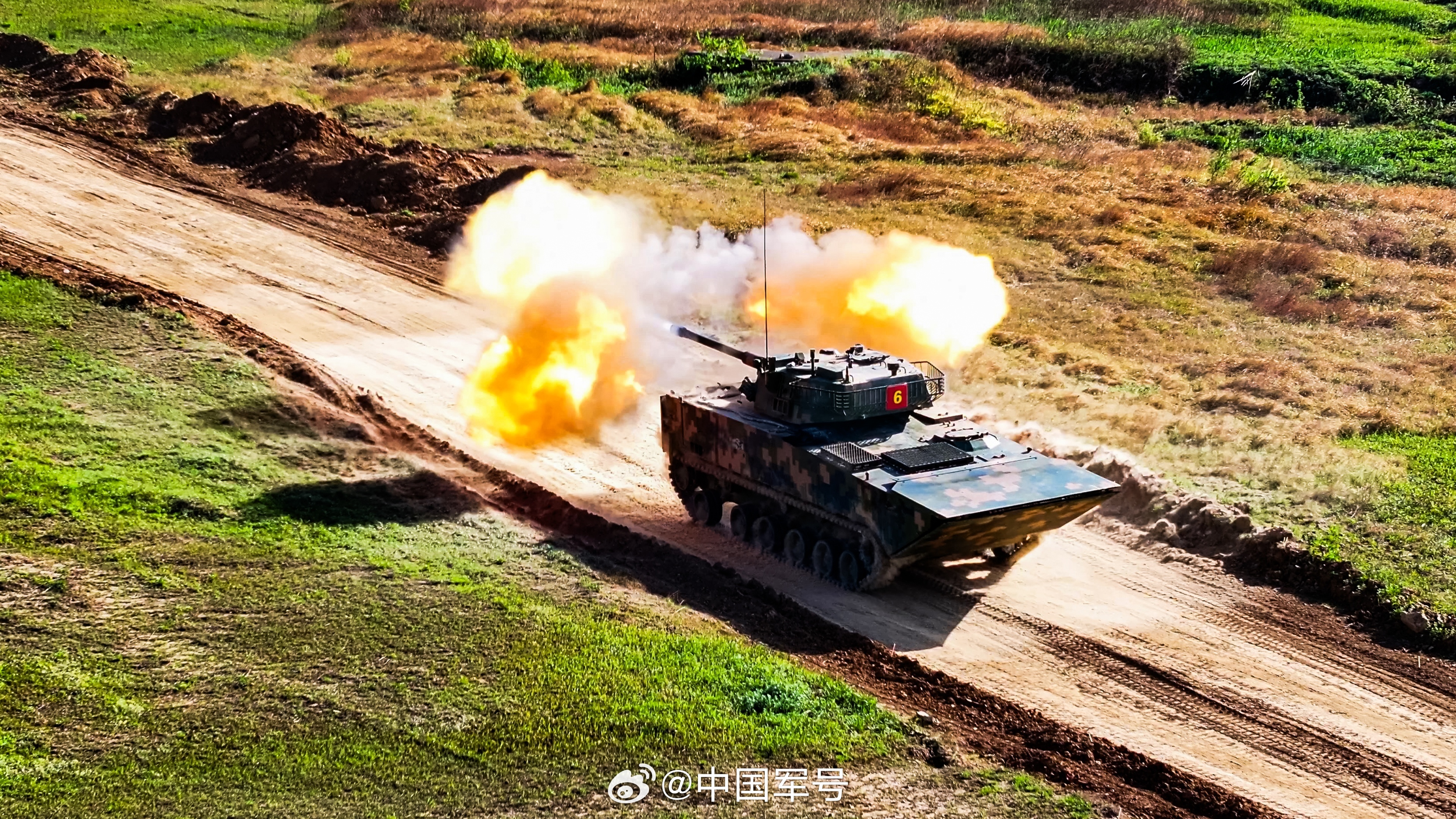 模拟实战！直击装甲突击车行进间射击