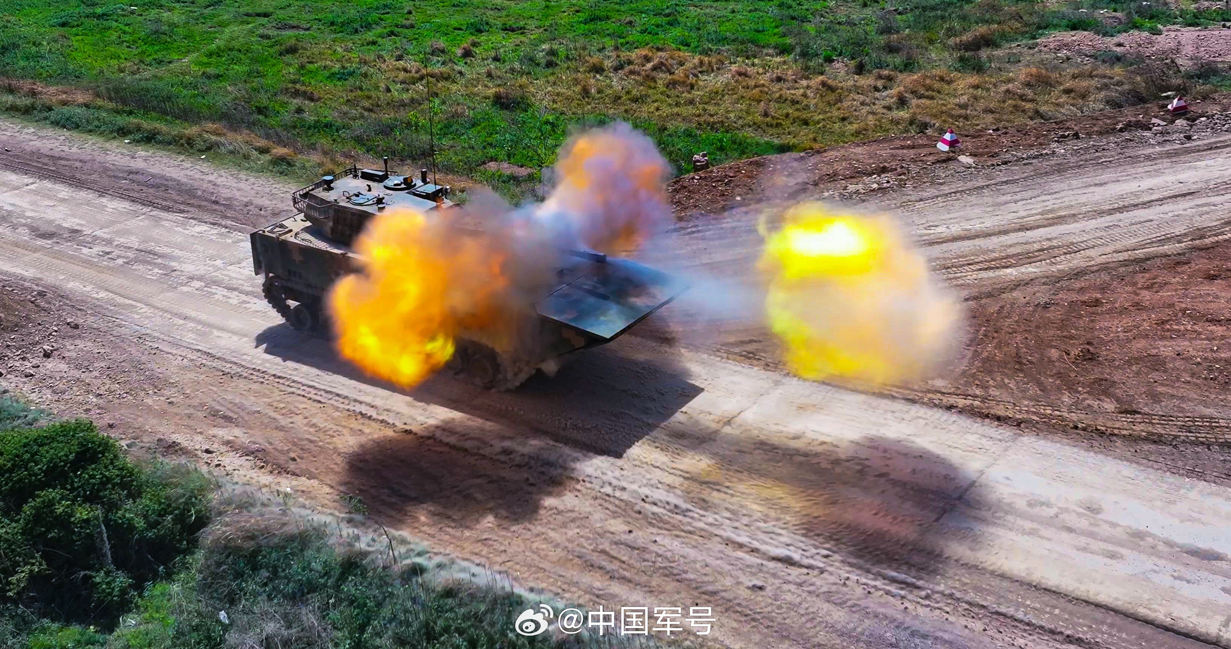 模拟实战！直击装甲突击车行进间射击