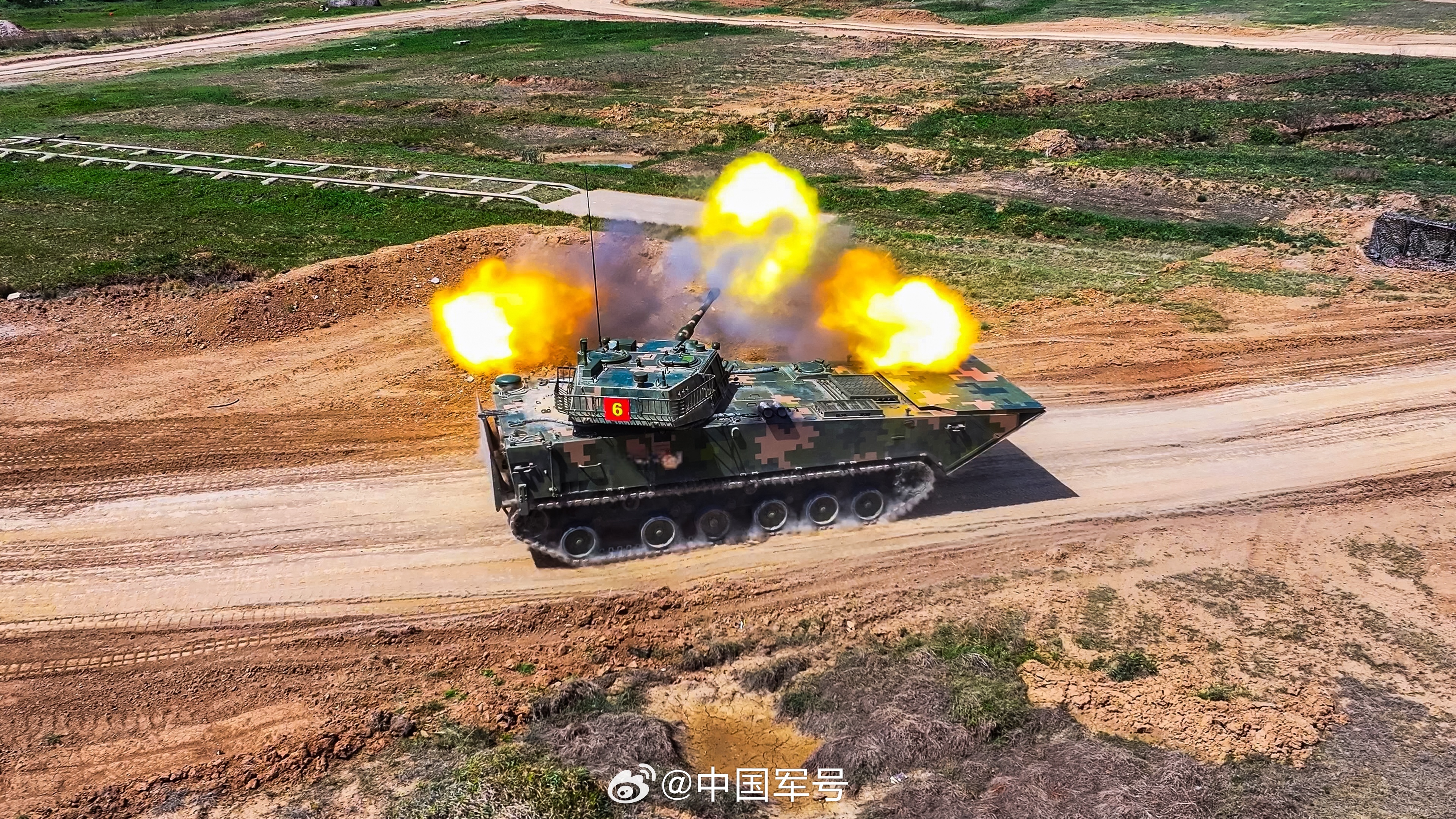 模拟实战！直击装甲突击车行进间射击