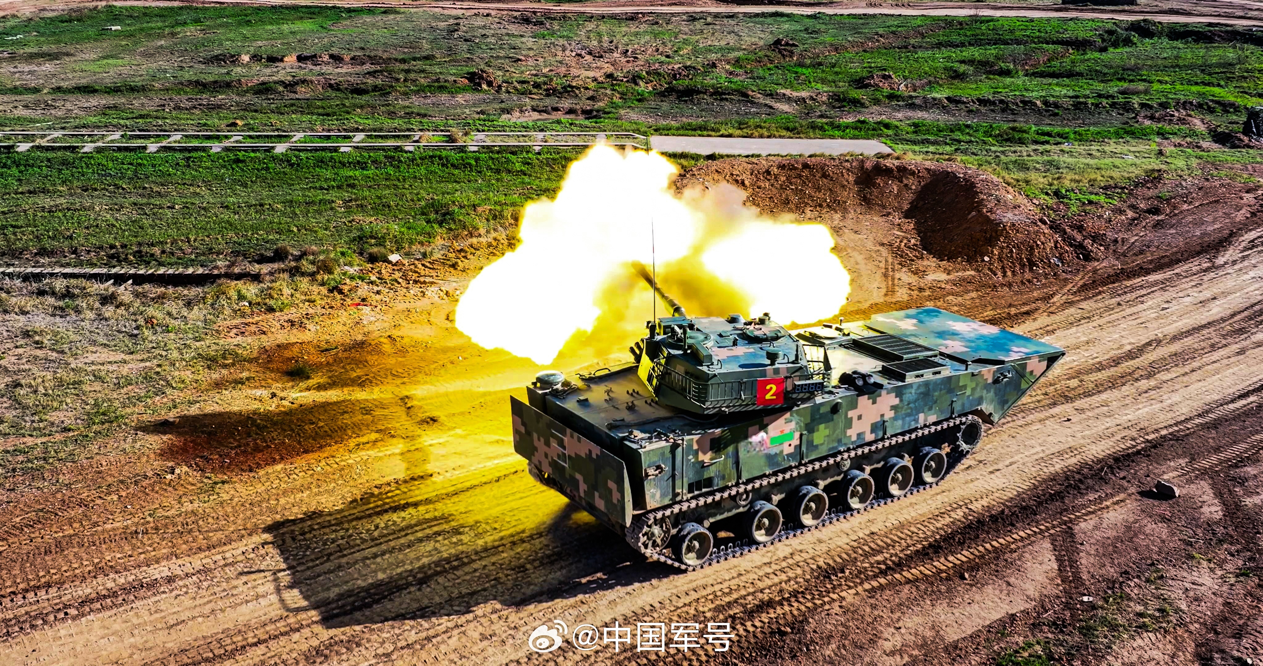 模拟实战！直击装甲突击车行进间射击