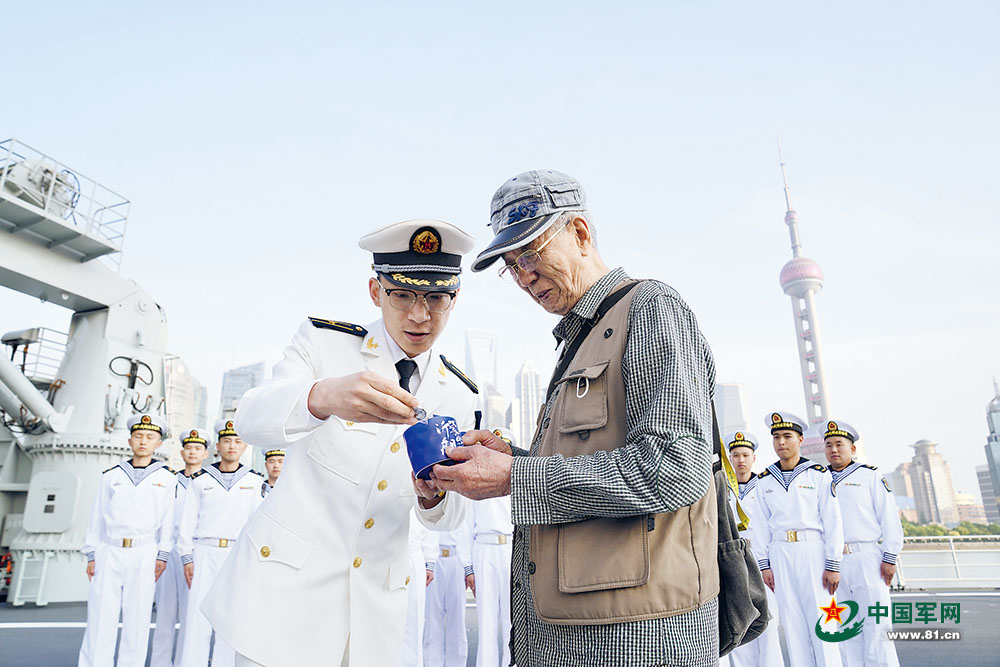 海军沂蒙山舰官兵代表看望退役老兵