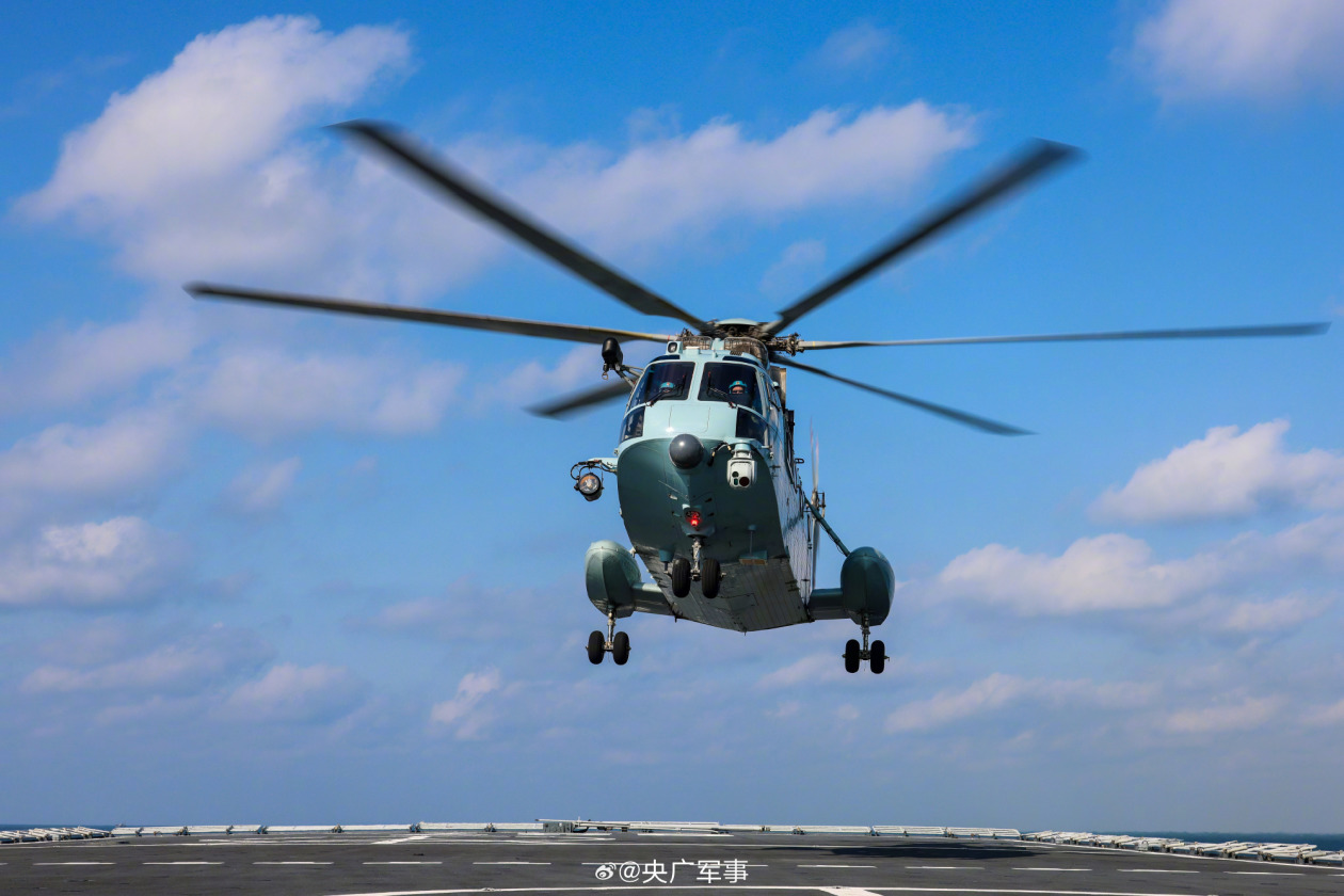 硬核！海军登陆舰编队南海训练画面好燃