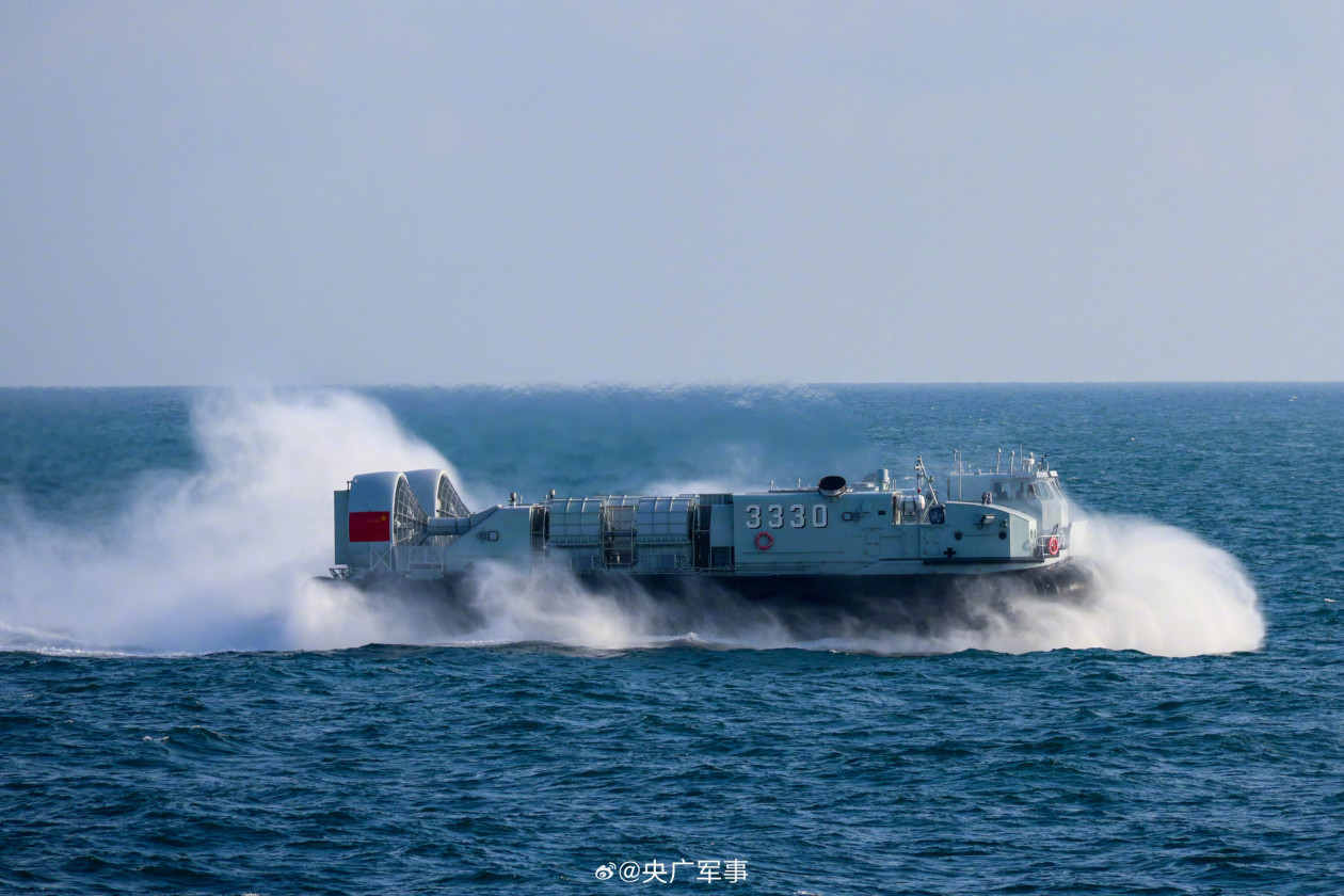 硬核！海军登陆舰编队南海训练画面好燃