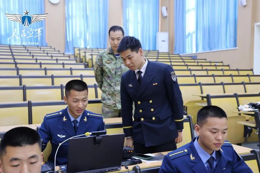 六对六模拟空战对抗，空、海军飞行学员上演“王牌对王牌”！