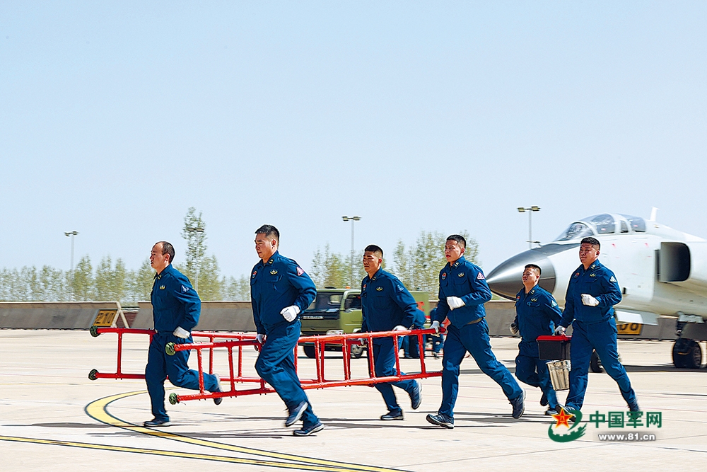 银鹰振翅向战飞——空军航空兵某旅实弹地靶训练影像