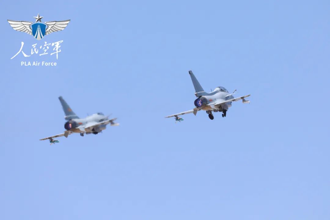 这次空战对抗，二打三！