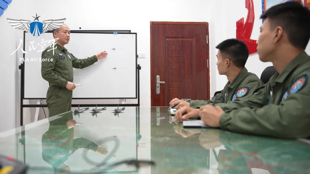 这次空战对抗，二打三！