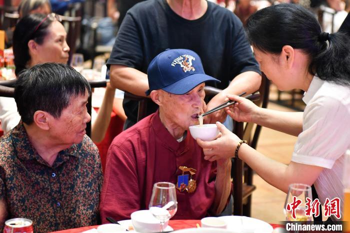 抗战老兵房可吉长沙庆百岁寿辰 曾获陈纳德表彰徽章
