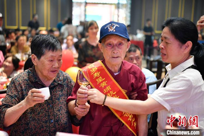 抗战老兵房可吉长沙庆百岁寿辰 曾获陈纳德表彰徽章