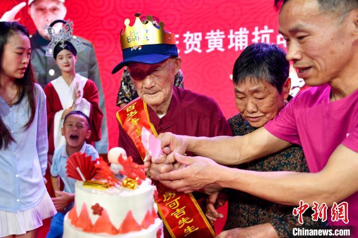 抗战老兵房可吉长沙庆百岁寿辰 曾获陈纳德表彰徽章