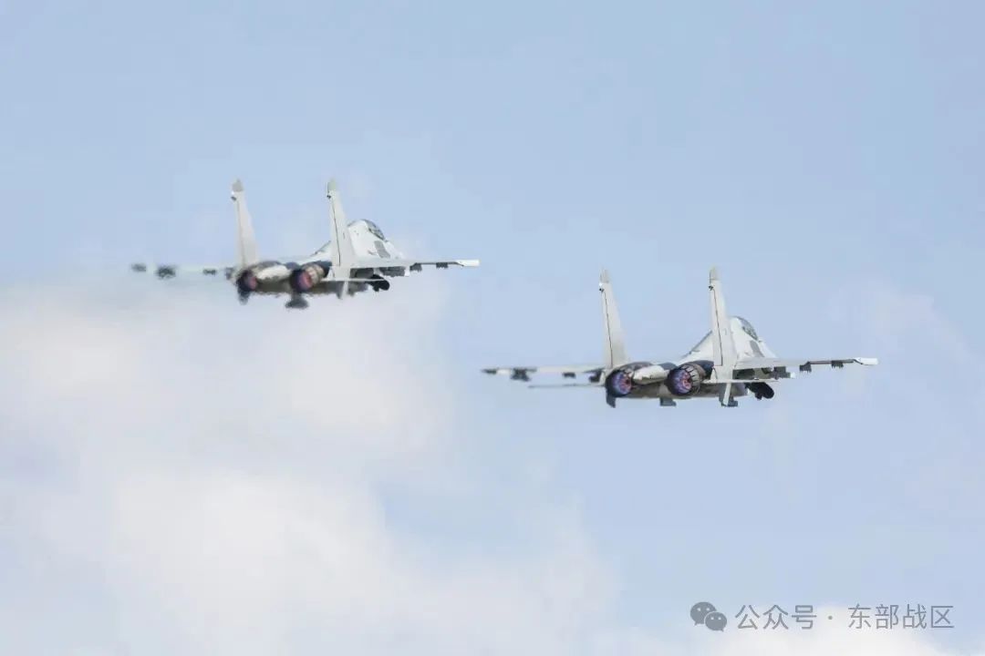 云层之上，激烈缠斗