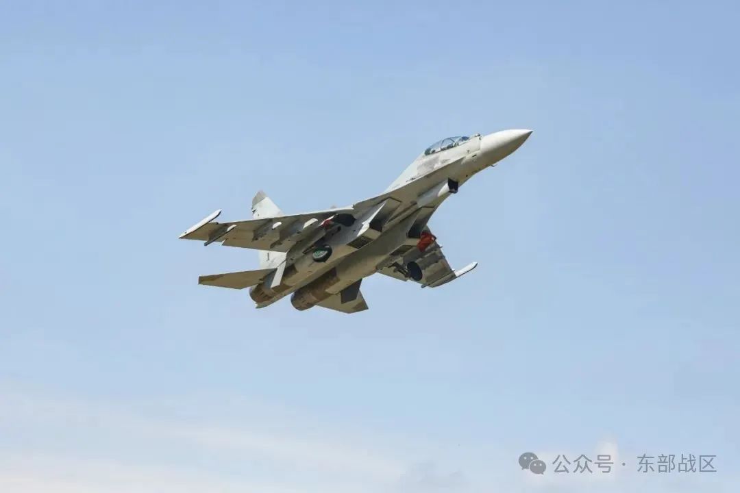 云层之上，激烈缠斗