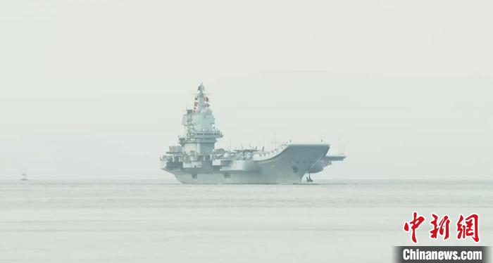 中国海军山东舰航母编队抵达香港