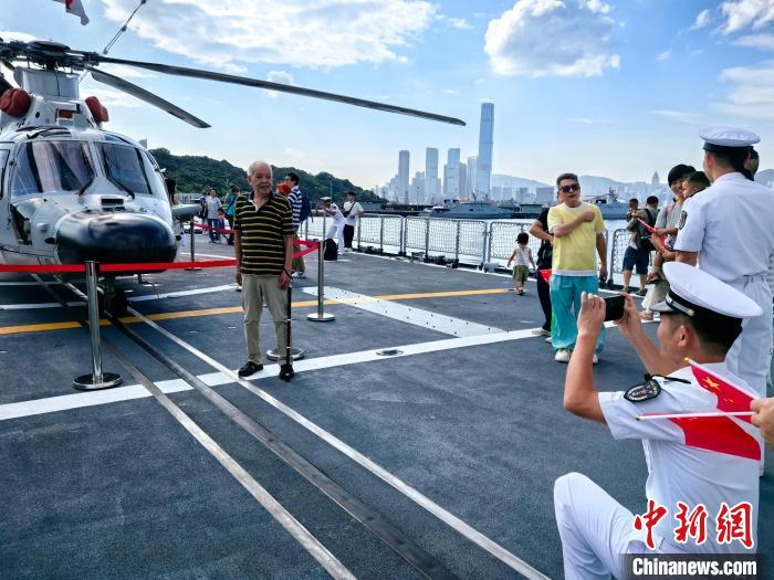航母编队访港引全城轰动 展国家力量促国安家好