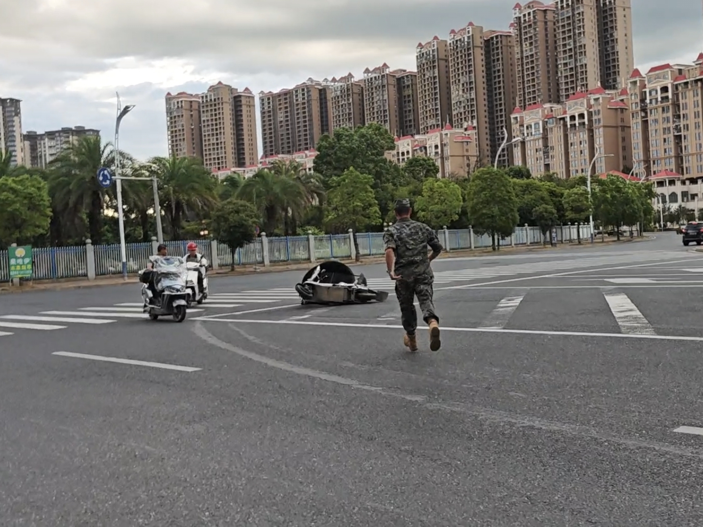 武警官兵归途伸援手 成功救助受伤群众